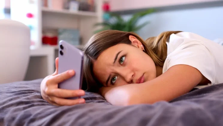 Scrolling Your Phone for Just One Hour Can Quietly Transform Your Eyes