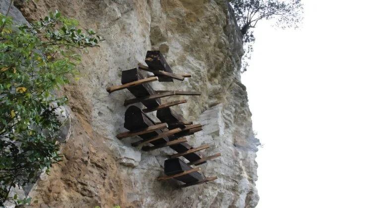 “Subjugators of the Sky”: Genetic Study Finally Solves the 4,000-Year Mystery of Asia’s Terrifying Cliff-Hanging Coffins