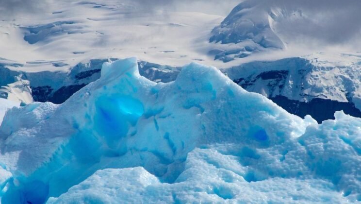 10 Secrets Hidden Beneath the Antarctic Ice