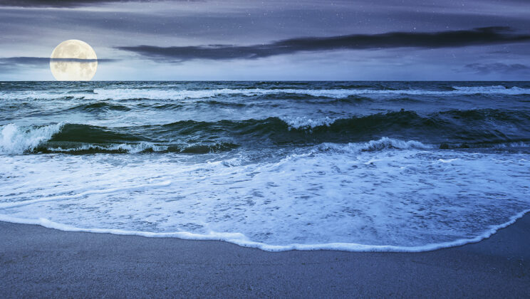 Tides: How the Moon Physically Pulls on Our Oceans