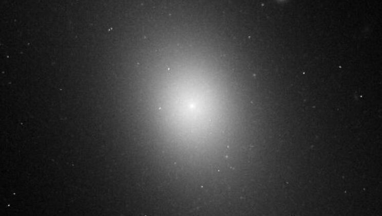 What Is an Elliptical Galaxy? The Aging Giants of the Universe