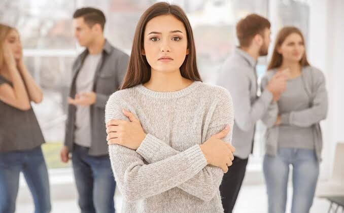 How to Handle Social Anxiety in Crowd Settings