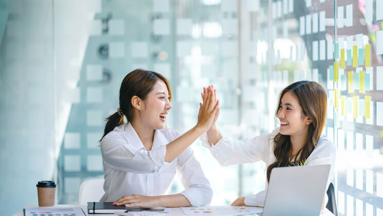 How to Negotiate with Confidence (Psychological Hacks)